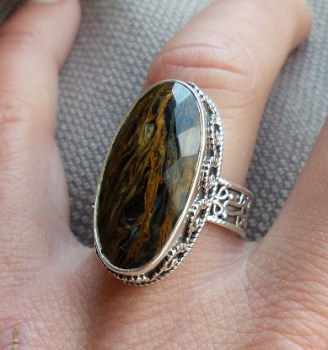 Zilveren ring met ovale Pietersiet in bewerkte setting 16.5 mm